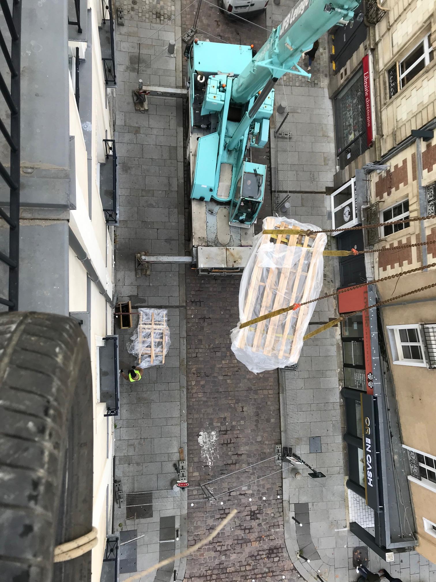 Opération de grutage pour l'approvisionnement de matériaux sur un chantier LEGAL Plâtrerie - Logistique optimisée