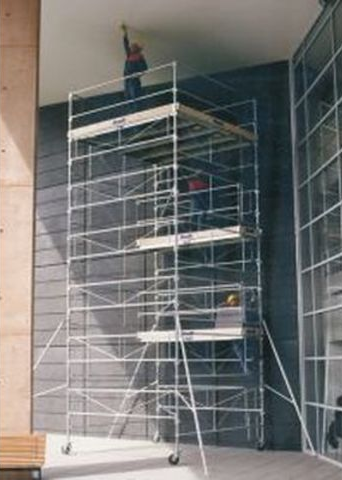 Échafaudage mobile professionnel - Tour d'échafaudage de 9m² utilisée par LEGAL Plâtrerie pour les travaux en hauteur